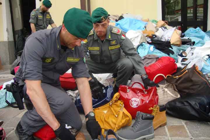 Contraffazione, maxi sequestro della Finanza. Undici denunciati