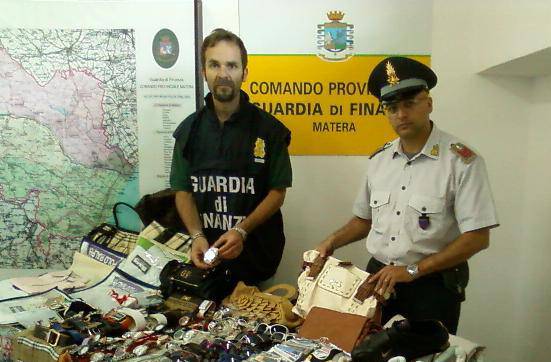 Contraffazione, maxi sequestro della Finanza. Undici denunciati