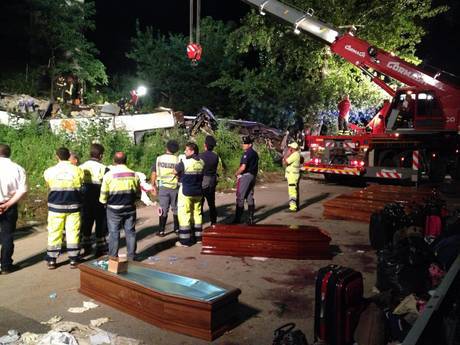 Bus nella scarpata sulla Napoli-Bari,  38 vittime in Irpinia