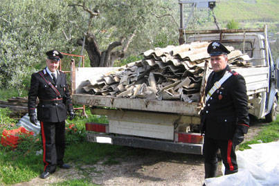 Trasportavano 10 tonnellate di eternit