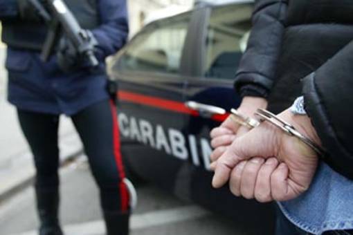 Brucia un’auto e minaccia i carabinieri