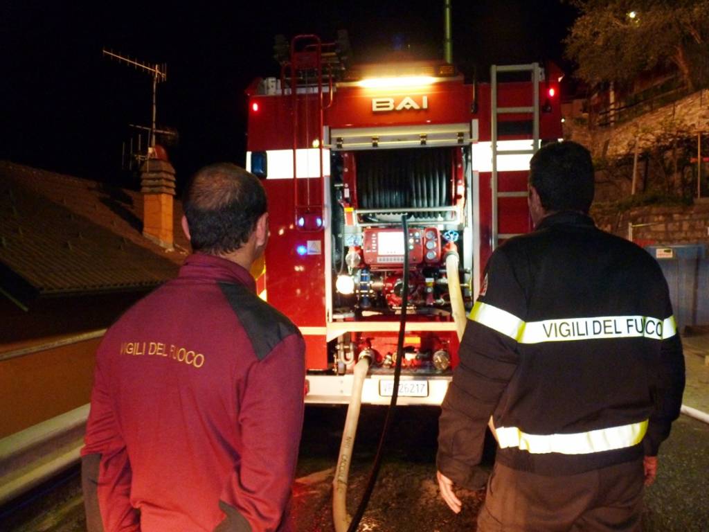 L’ombra del pizzo su Matera, incendiata saracinesca locale