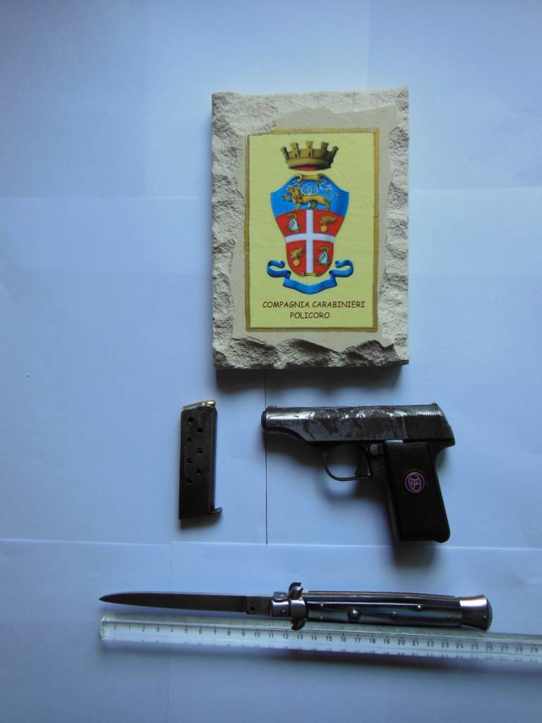 Gira con pistola e coltello in tasca. Arrestato