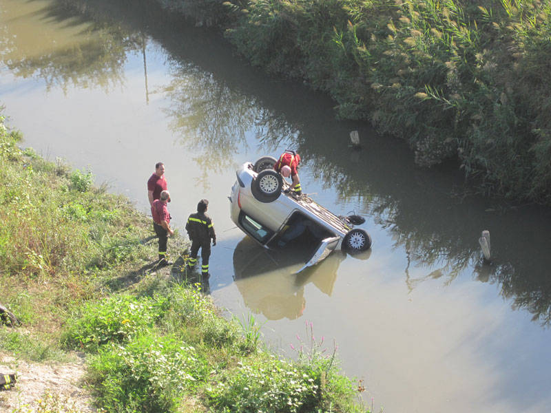 Nel fiume con l’auto, salve 3 ragazze