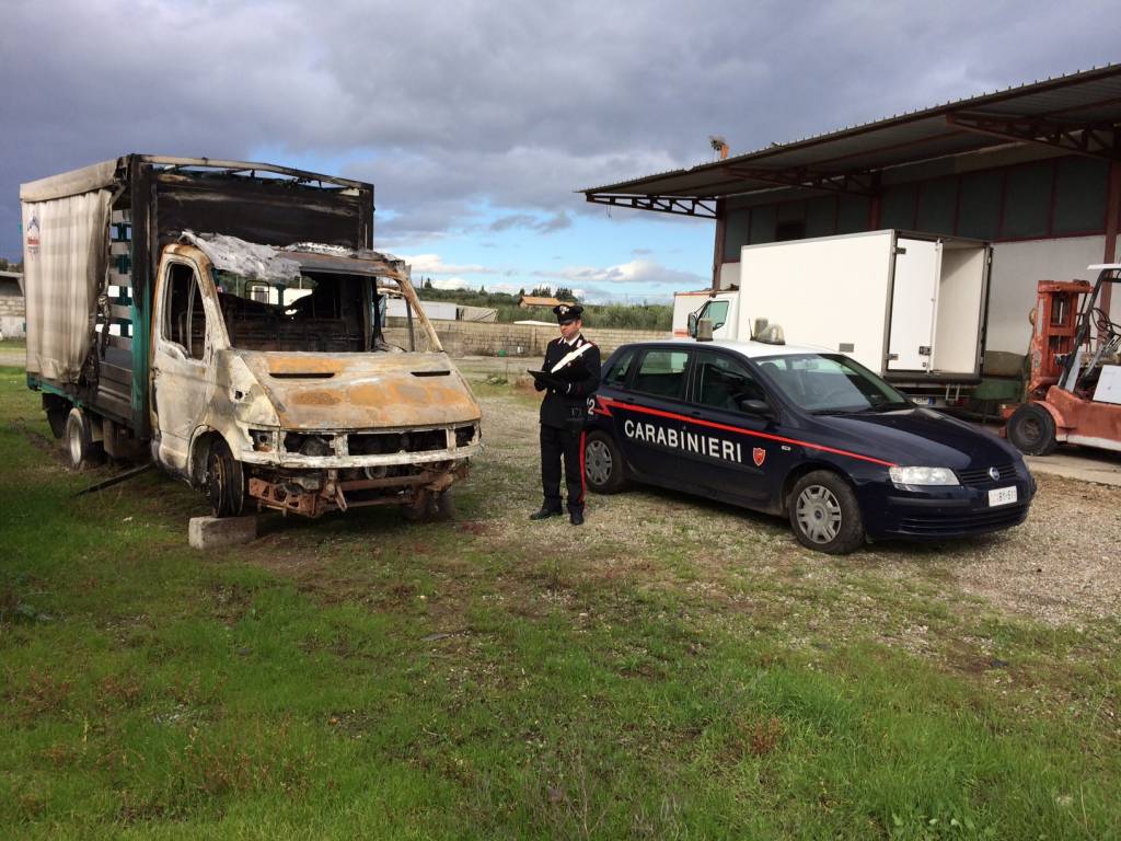 L'autocarro incendiato