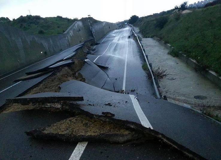 Frana la strada a Montescaglioso, famiglie evacuate