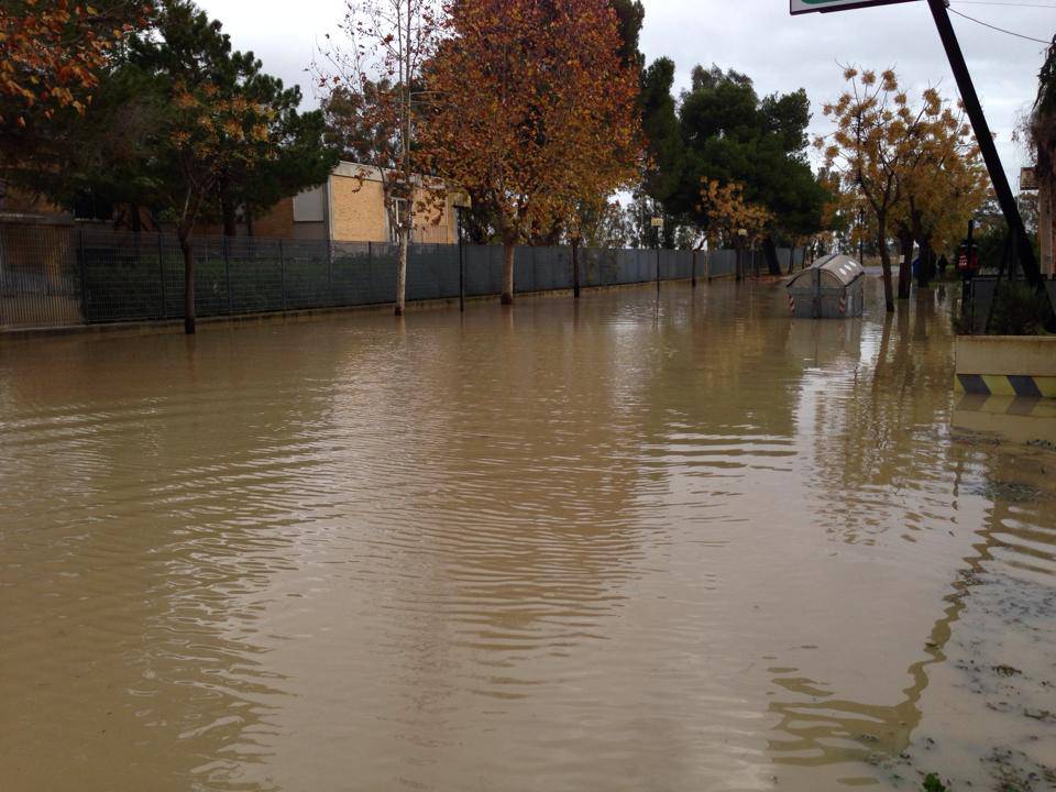 Dighe piene, campi e strade allagati