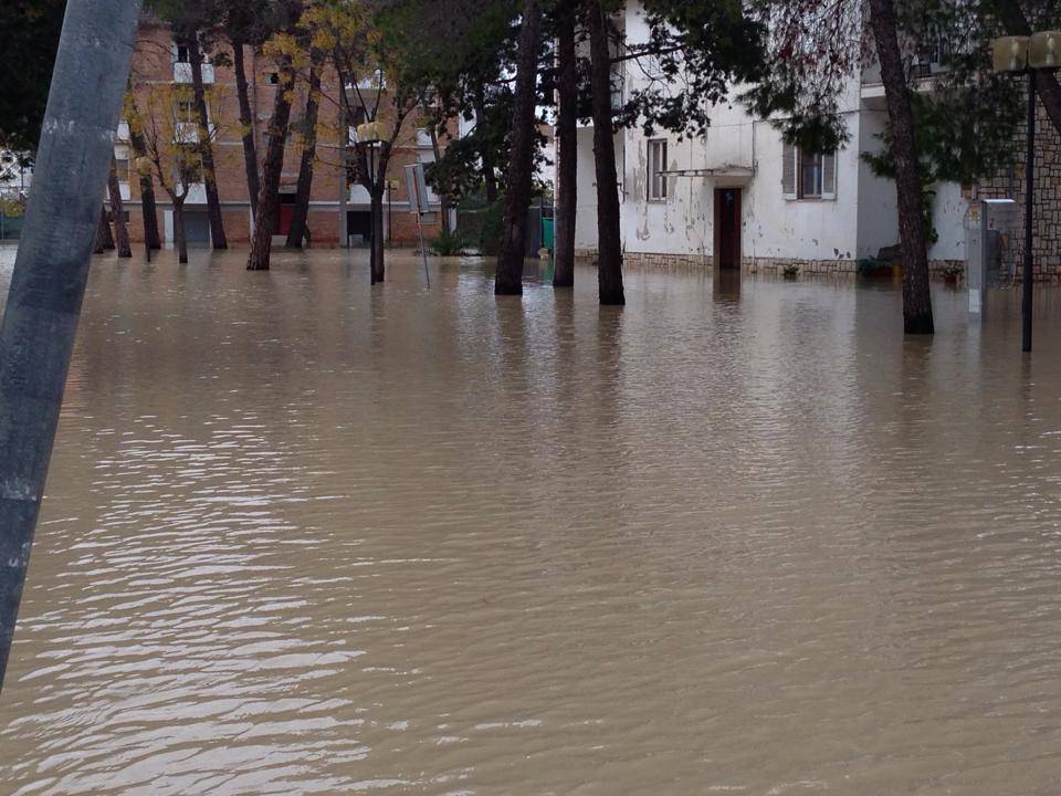 Dighe piene, campi e strade allagati