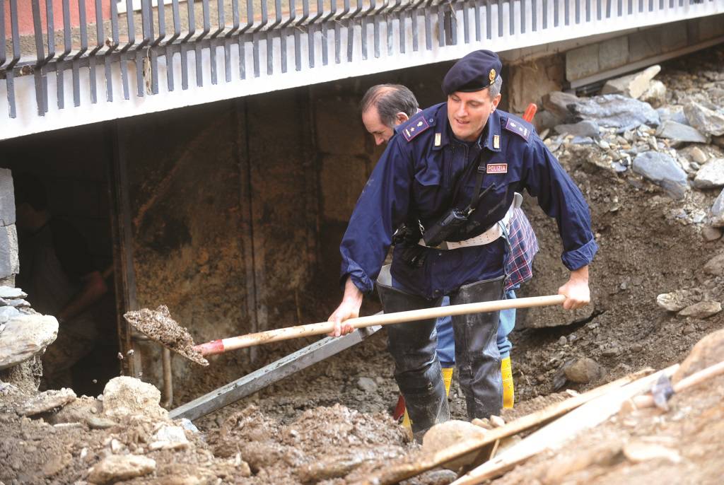 Polizia al lavoro dopo l'alluvione in Sardegna