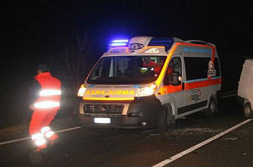 Camion dei vigili del fuoco in scarpata. Cinque feriti