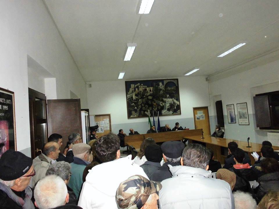 La gente assiepata nell'aula consiliare