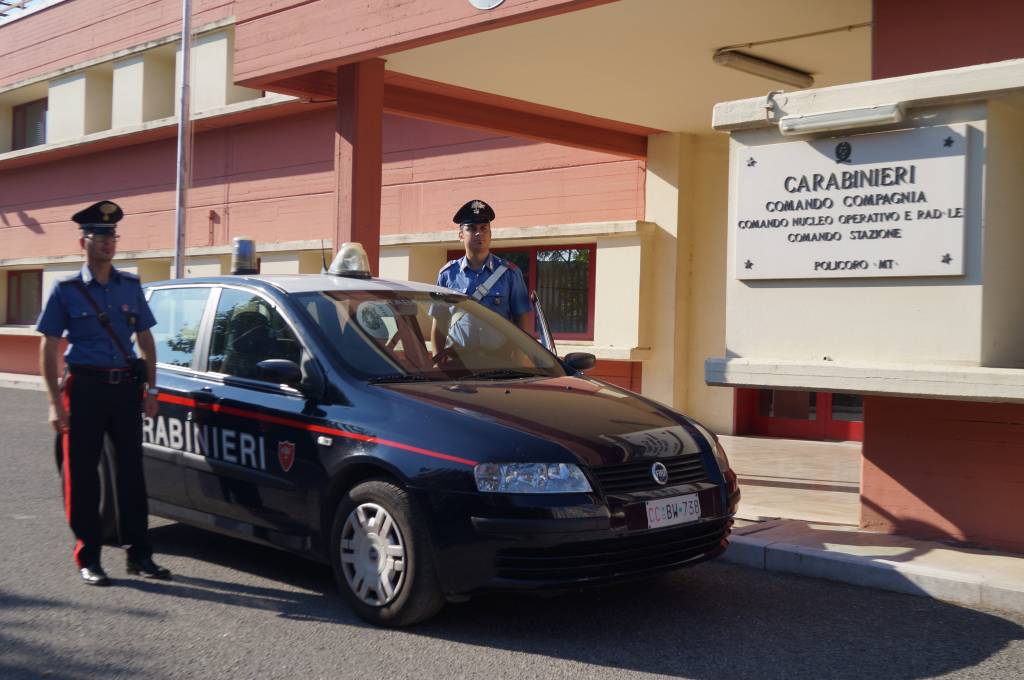 Picchia un conoscente e gli danneggia l’auto. Arrestato 21enne