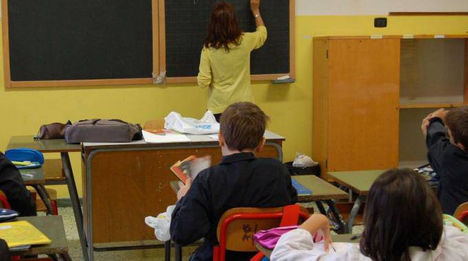 Schiaffi ai piccoli alunni, denunciata maestra