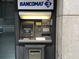 Bancomat portato via con pala meccanica