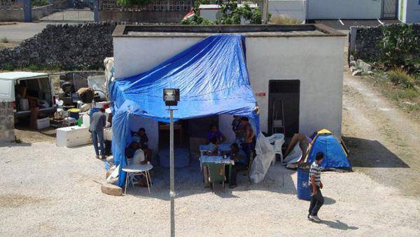 Campi di accoglienza migranti, “Simonetti va rimosso”