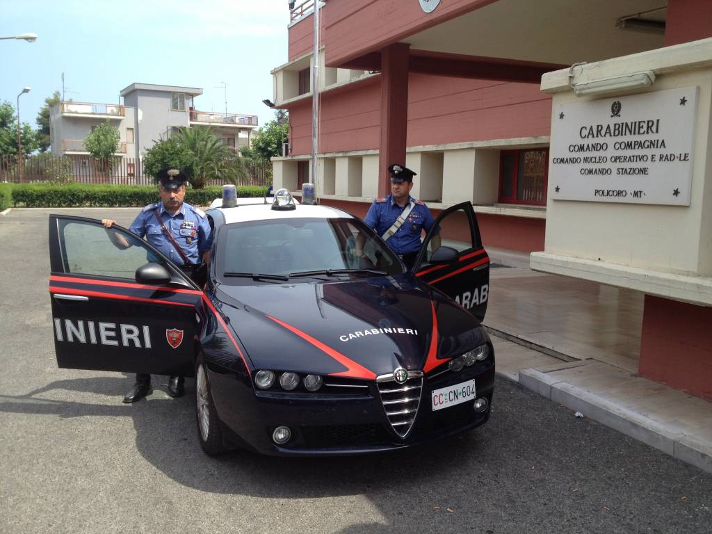 Si taglia con una lametta in più parti del corpo e aggredisce carabinieri