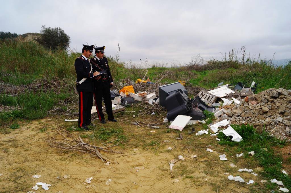 Discarica a cielo aperto scoperta a Pisticci