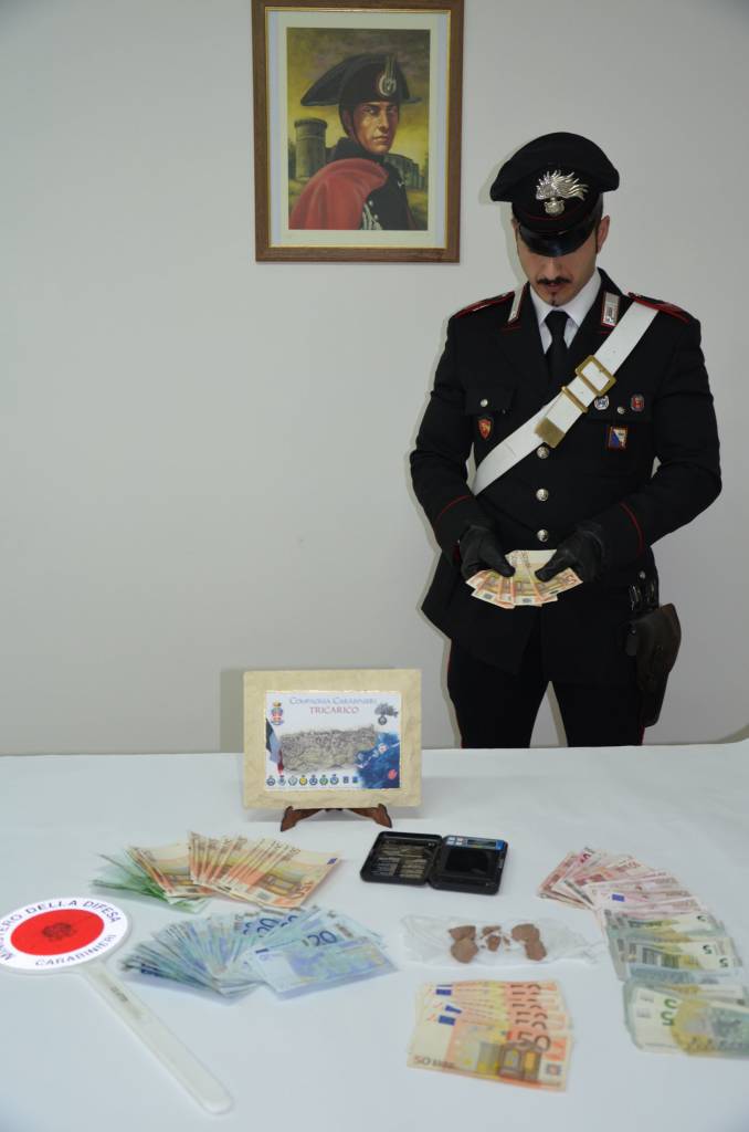 La droga e i soldi sequestrati dai carabinieri