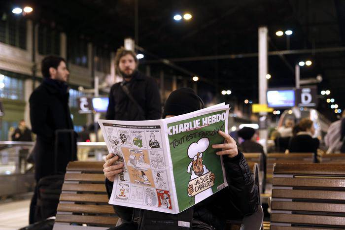 Charlie Hebdo, file nelle edicole. Già quasi esaurito a Parigi