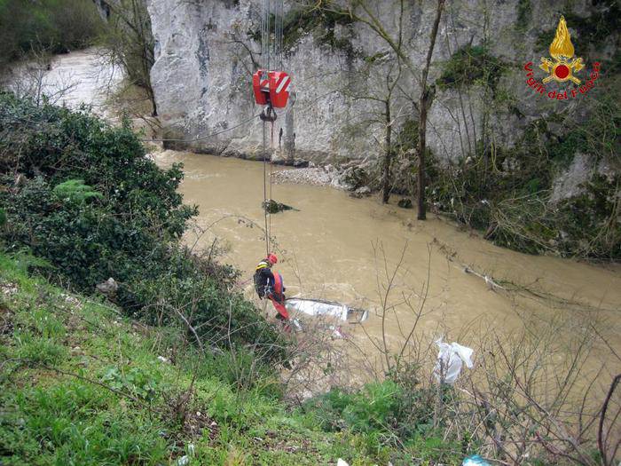 I vigili del fuoco impegnati nel recupero del cadavere di Giuditta Perna