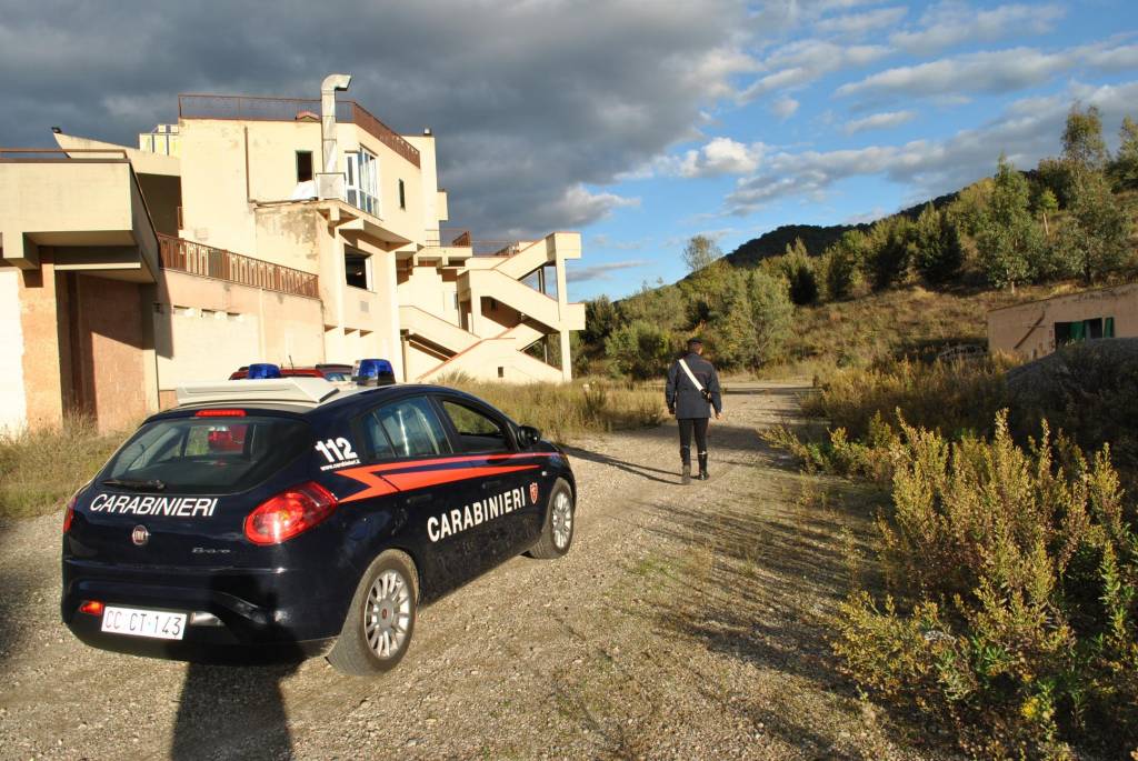 Rubano in hotel confiscato, arrestati