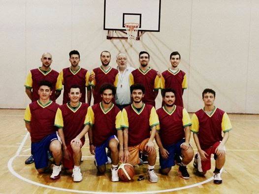 Il roster della Normanna basket Melfi con coach Foligno
