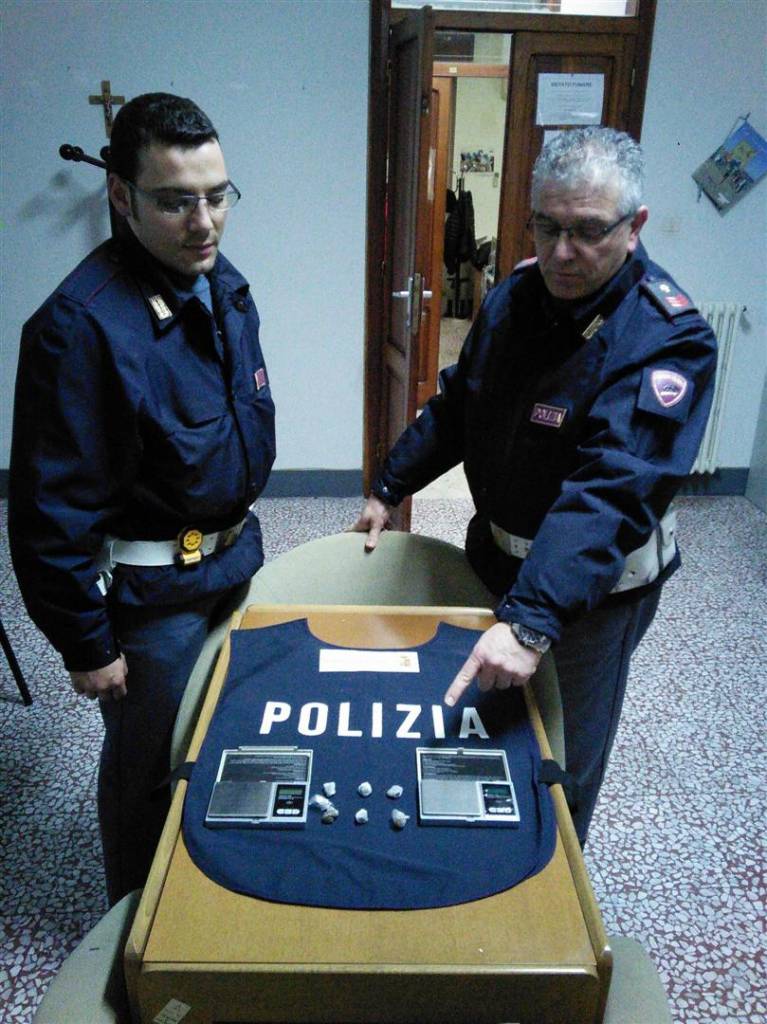 Nasconde hashish nel giubotto, arrestato