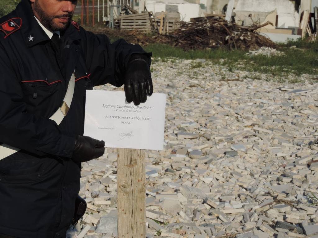 Scarti di marmo su terreno, una denuncia