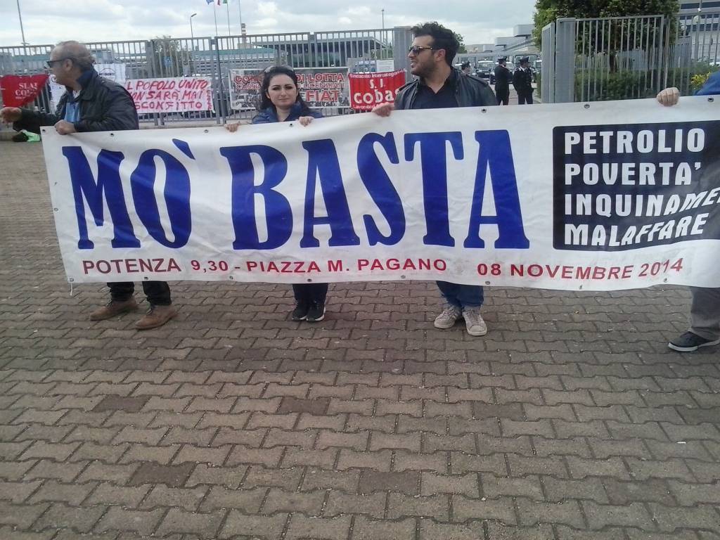  I manifestanti Mo Basta alla Sata di Melfi