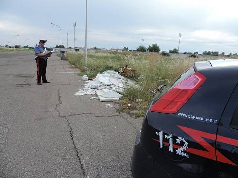 Elettrodomestici e materiali di risulta abbandonati in strada