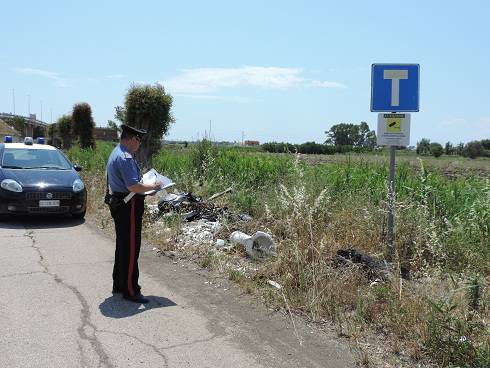 Discarica a cielo aperto sulla strada provinciale