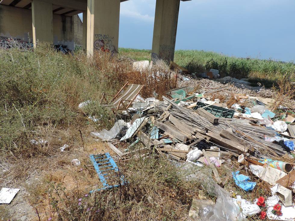 Discarica a cielo aperto sulla strada provinciale