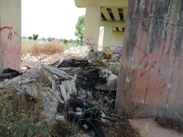 Discarica a cielo aperto sulla strada provinciale