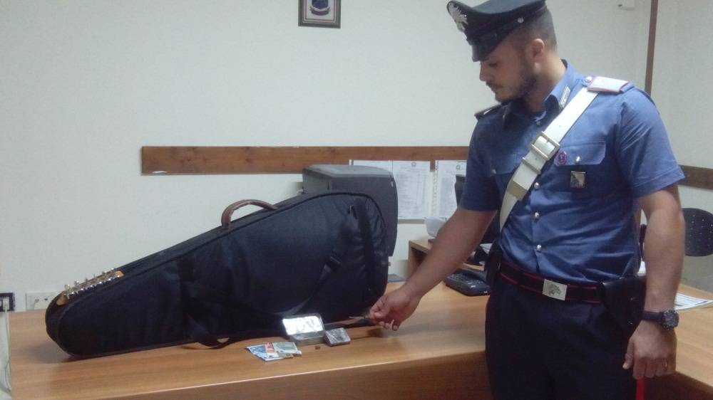 Nasconde hashish nella chitarra, arrestato un 38enne