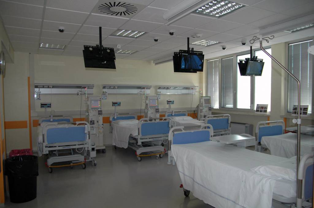 Ospedale San Carlo: “Cateteri cambiati ogni 24 ore e niente letti antidecubito”