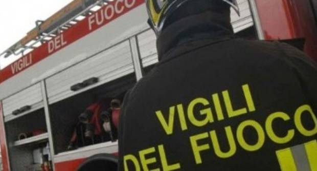 Lecce: crolla edificio, operaio sotto macerie