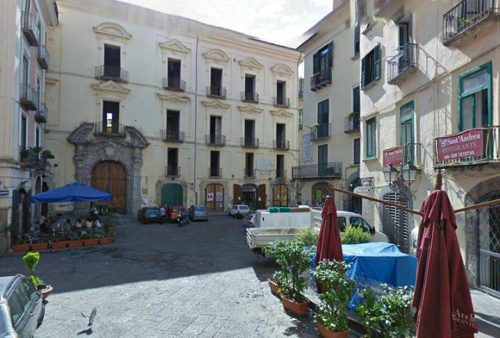 Salerno: bimbo di 14 mesi giù da balcone, è grave