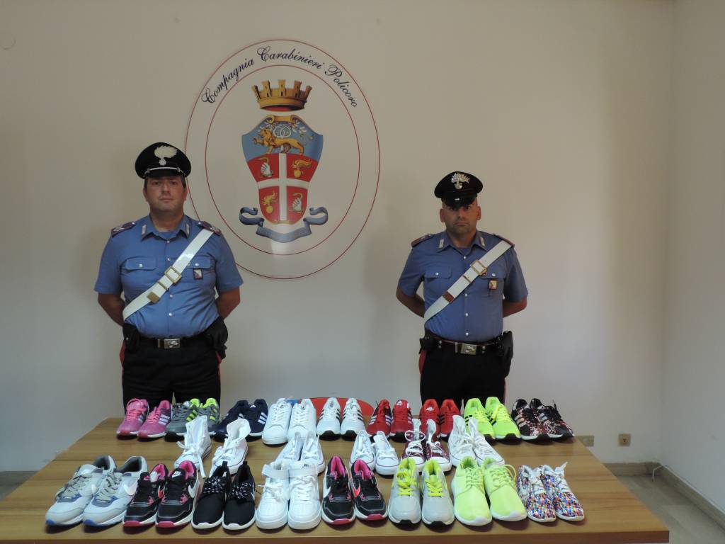 Vende scarpe contraffatte, denunciato 54enne