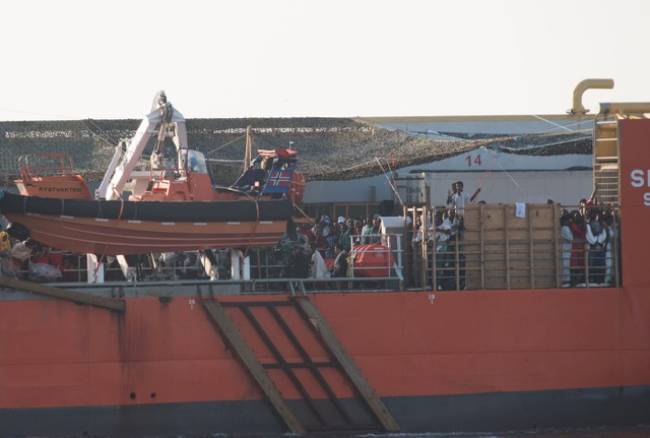 A Cagliari nave con oltre 700 migranti