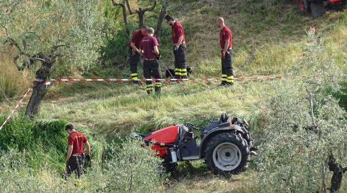 Agricoltore muore schiacciato dal trattore