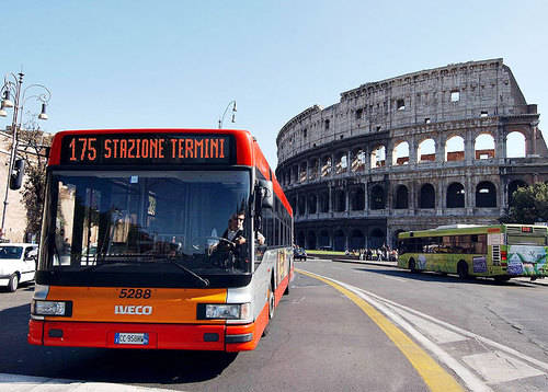 Roma: scontro tra autobus, tre feriti