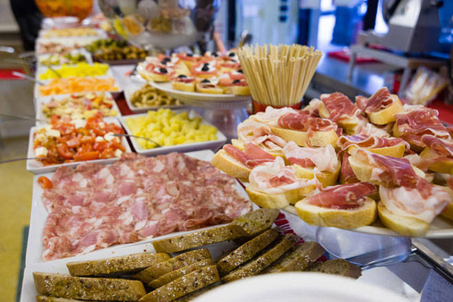 Basilicata: 91mila euro per i buffet ai convegni dell’assessore all’Agricoltura