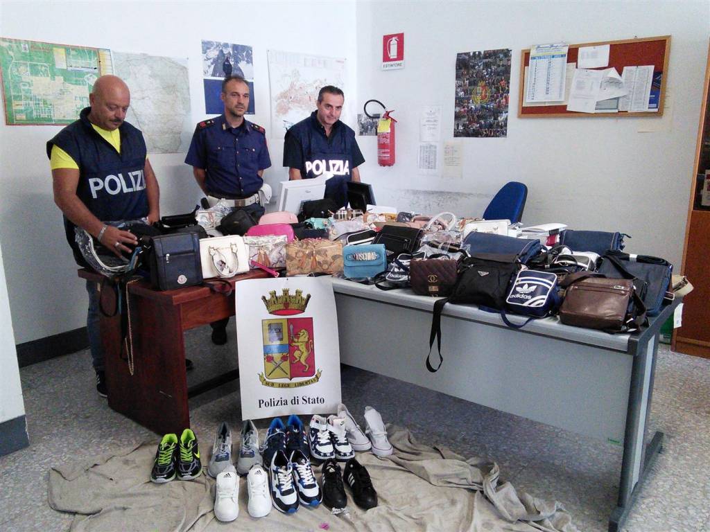 Merce contraffatta sequestrata dalla polizia alla festa patronale