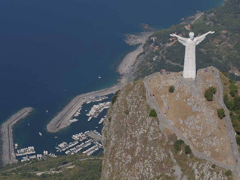 Il Cristo di Maratea in una bottiglia di grappa