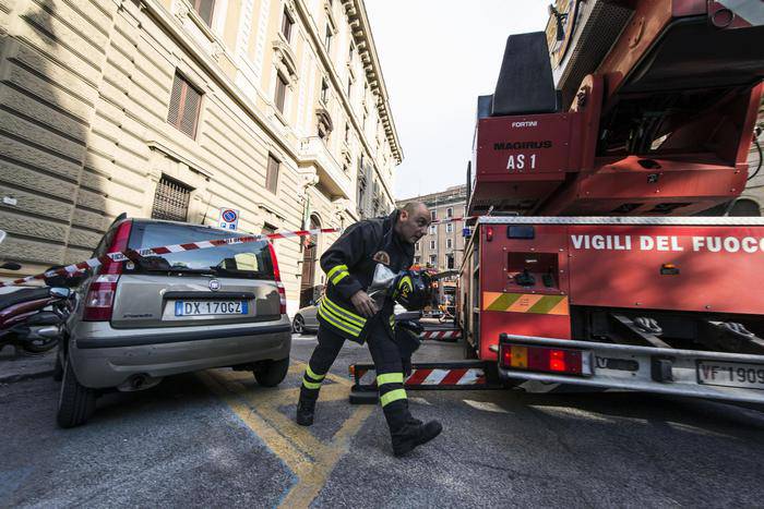 Milano: scoppia tubatura del gas, un morto e due feriti