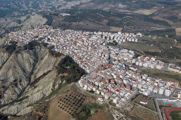 Montalbano, manca rete fognaria ma l’amministrazione si schiera contro cittadini