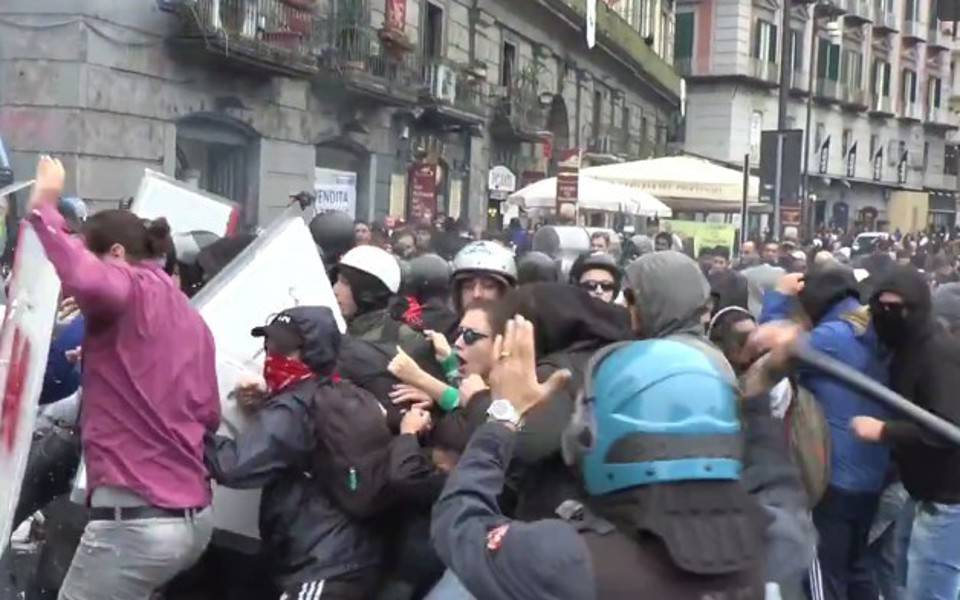 Cortei contro la Buona scuola: manganellate e feriti a Milano e Napoli