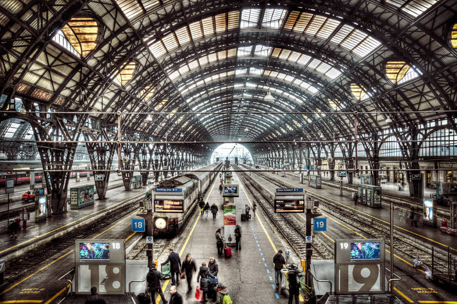 Furti in stazione a Milano: arrestati due agenti che spartivano bottino con rom