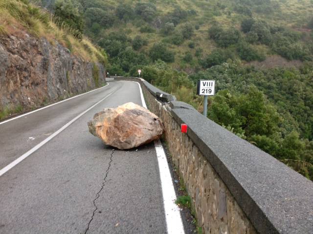 Si stacca masso dal costone roccioso, chiusa la Statale 18