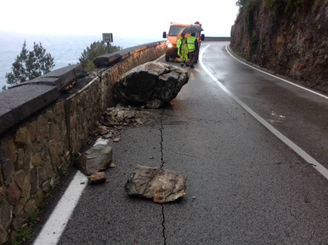 Si stacca masso dal costone roccioso, chiusa la Statale 18